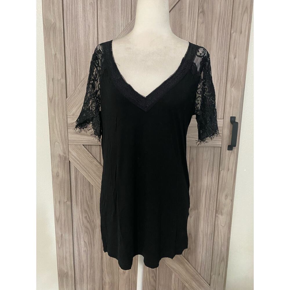 POL Black size large, lace detail T-shirt